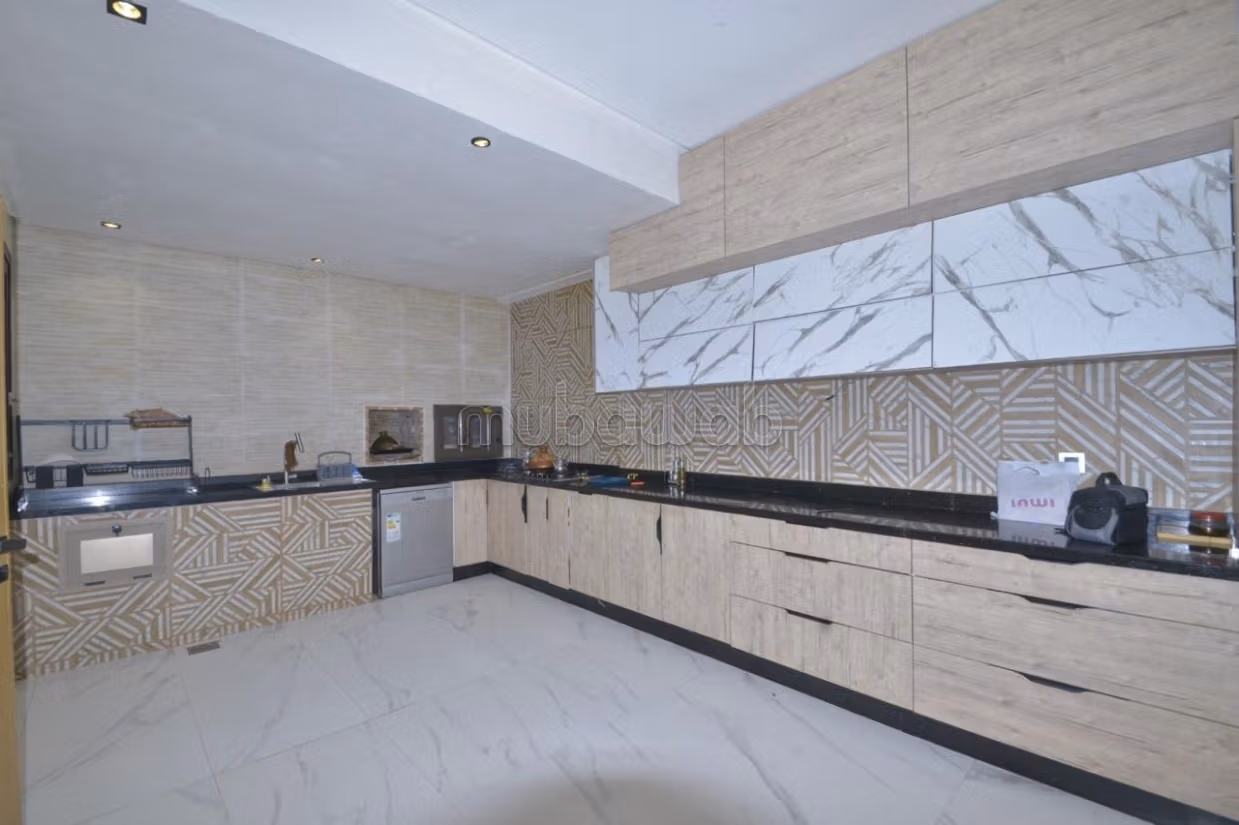In affitto: villa arredata con 5 camere, piscina e terrazza