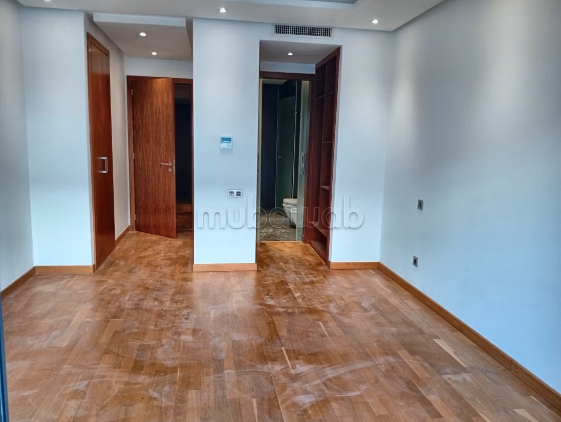 Rent this apartment in Breton Farm Hay Arraha. Surface area 123 m². Secure door and central heating