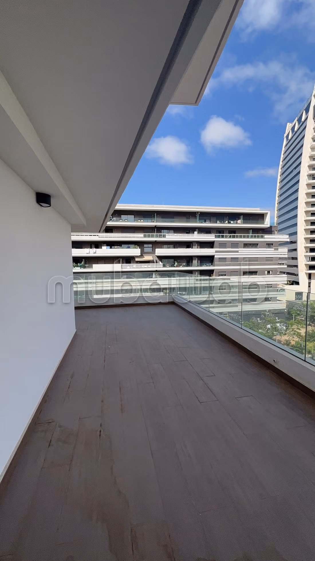 Appartement à louer à Casablanca Finance City.
Superficie 165 m².
Porte blindée et chauffage central