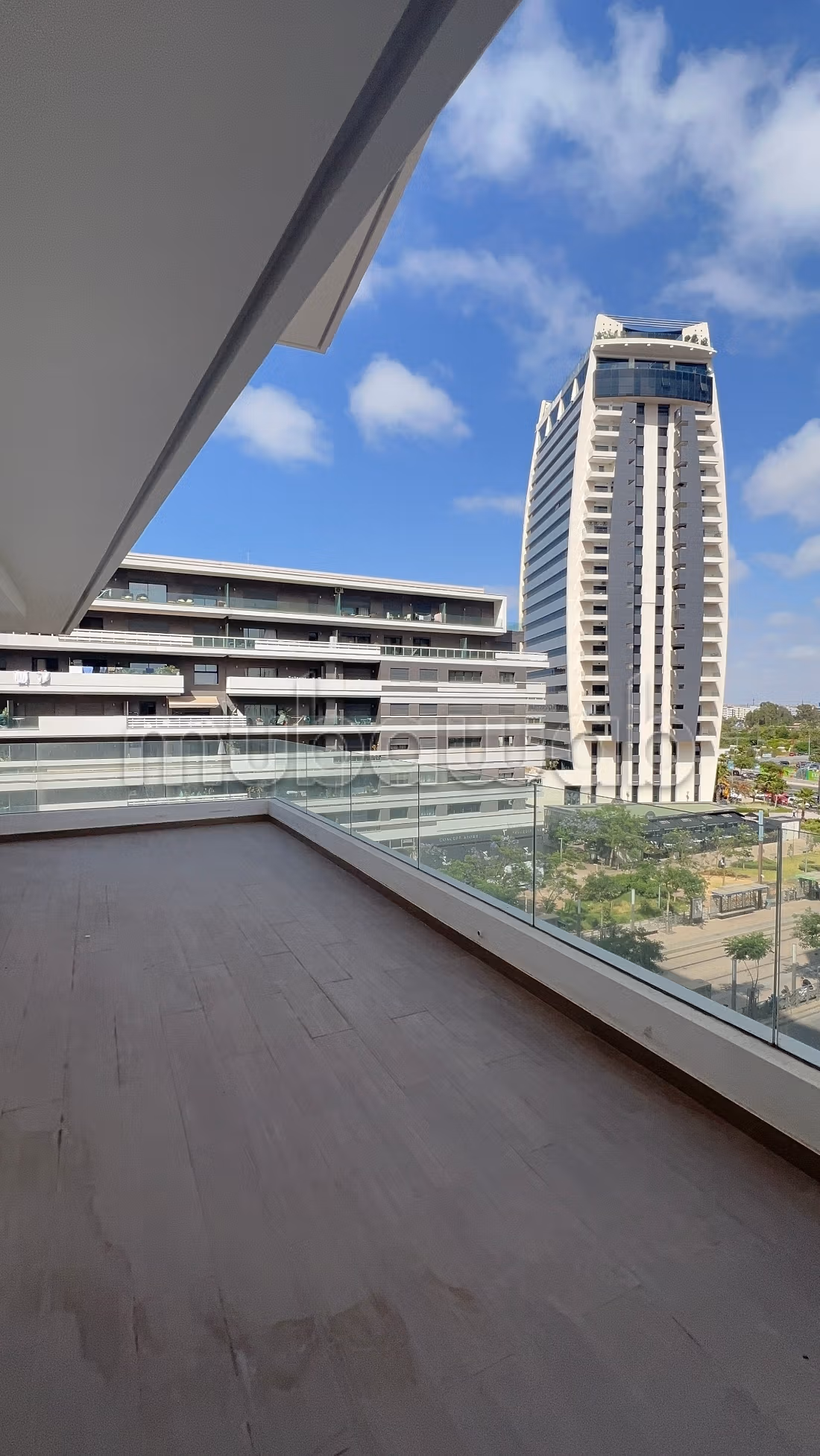 Appartement à louer à Casablanca Finance City.
Superficie 165 m².
Porte blindée et chauffage central — 2