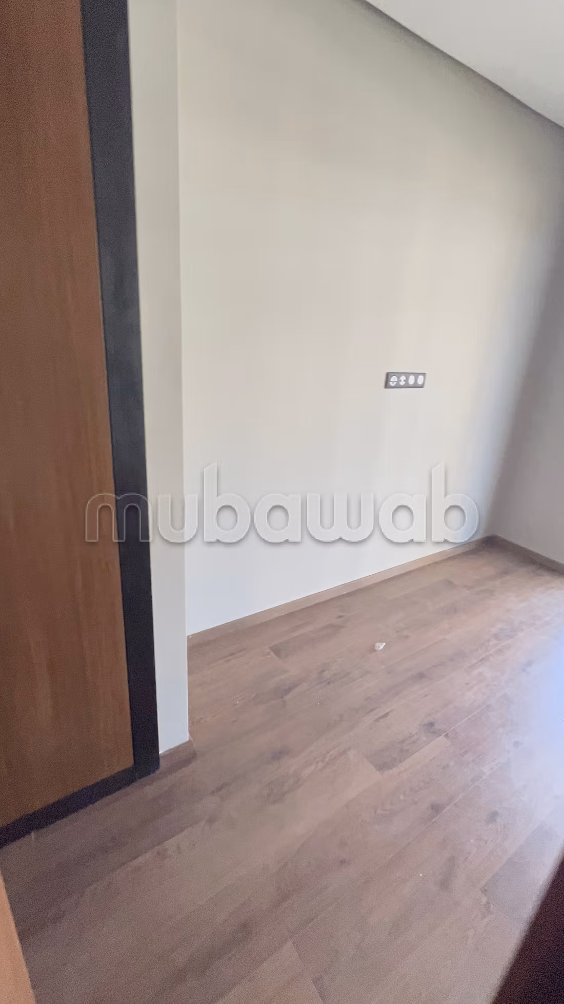 Appartement à louer à Casablanca Finance City.
Superficie 165 m².
Porte blindée et chauffage central — 5