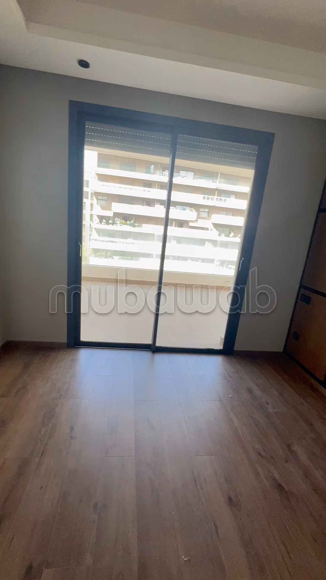 Appartement à louer à Casablanca Finance City.
Superficie 165 m².
Porte blindée et chauffage central — 6
