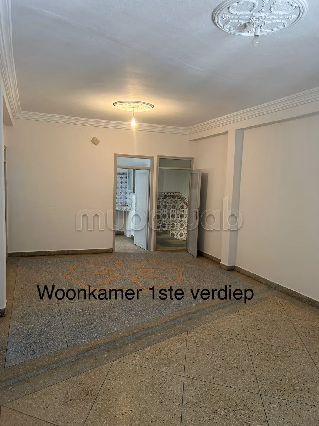 Huizen om te kopen. 7 Kamers. Verstevigde deur en traditionele, Marokkaanse woonkamer