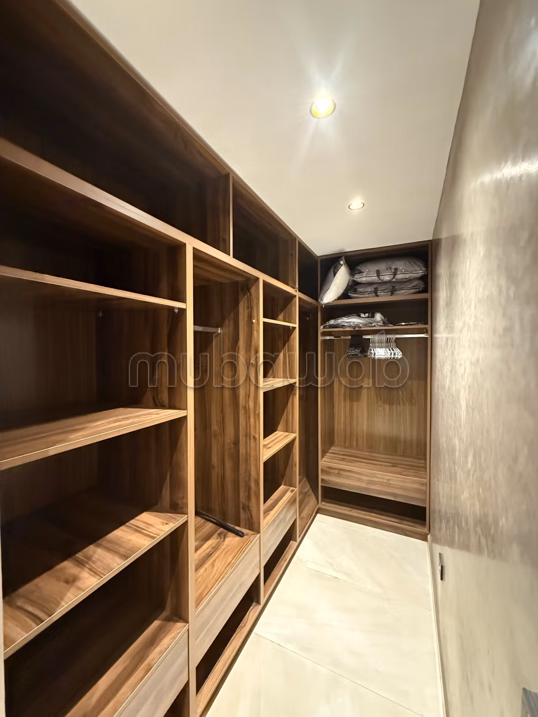 Très bel appartement à louer à l’Agdal dans une résidence à hivernage.
Surface de 143 m².
Bien meublé — 5