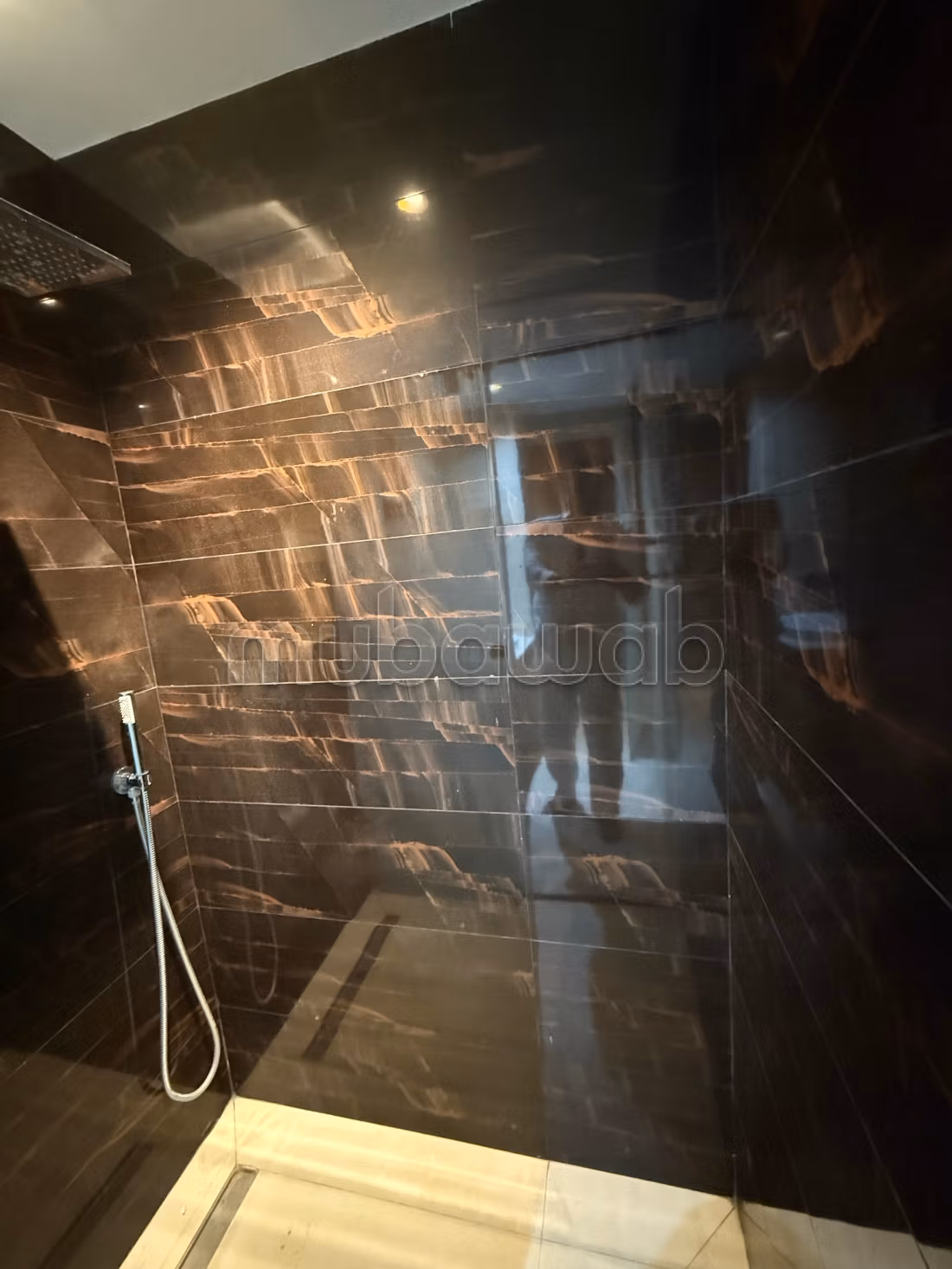 Très bel appartement à louer à l’Agdal dans une résidence à hivernage.
Surface de 143 m².
Bien meublé — 6