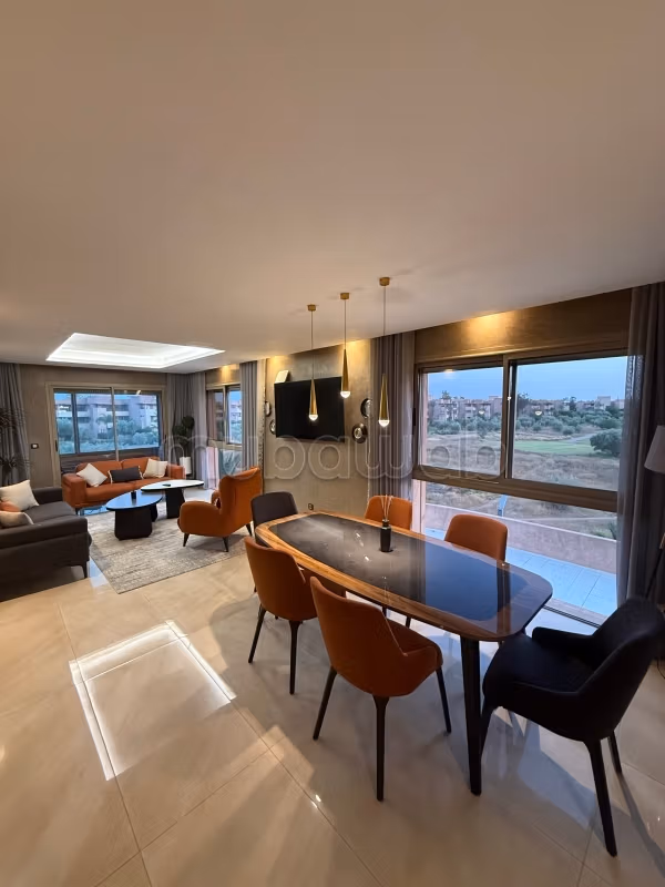 Bellissimo appartamento in affitto ad Agdal in una residenza a Hivernage. Superficie di 143 m². Ben arredato