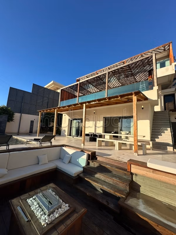 Villas et maisons de luxe à louer à Manar. Superficie totale 1000 m². Fenêtres à double vitrage et chauffage central.