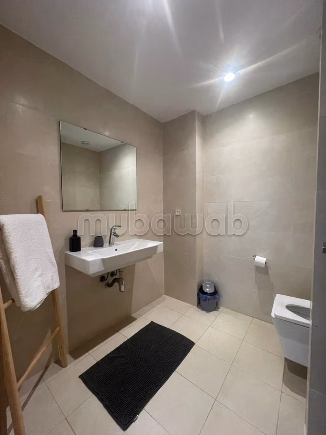 Apartamentos en alquiler en el centro de la ciudad. 2 habitaciones. Vista al mar y puerta segura y resistente