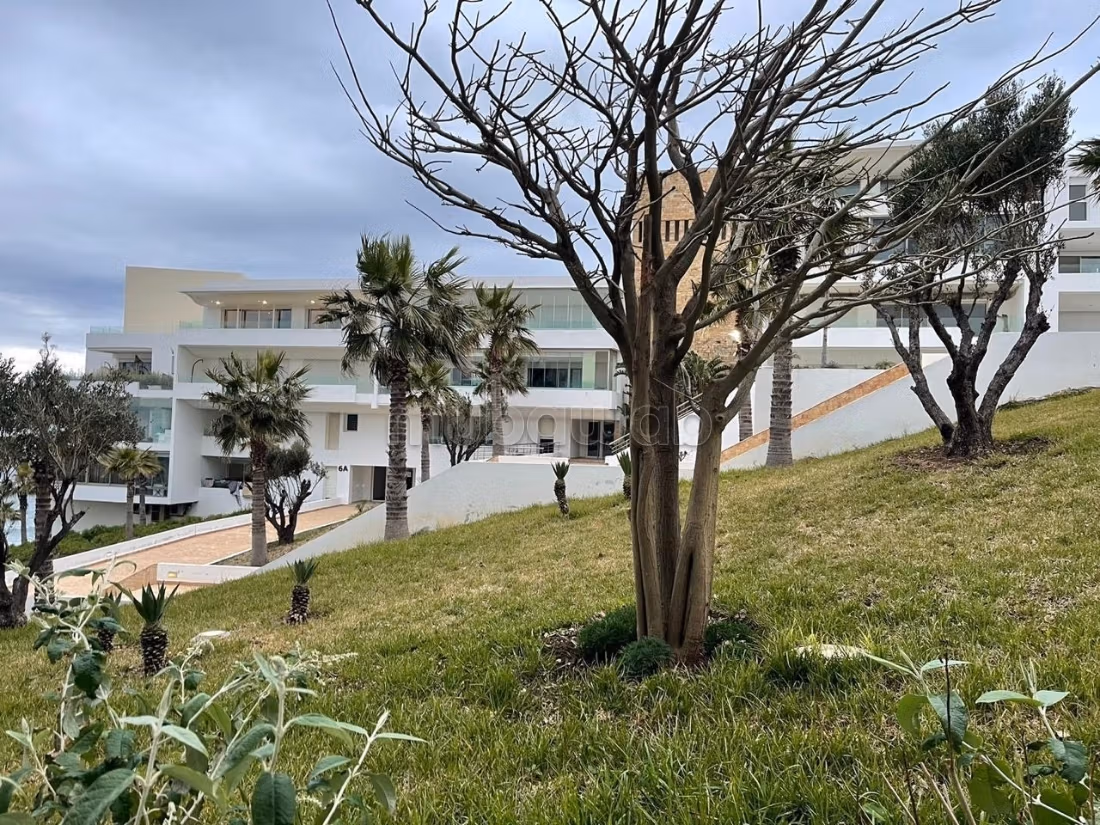 Apartamentos en alquiler en el centro de la ciudad. 2 habitaciones. Vista al mar y puerta segura y resistente