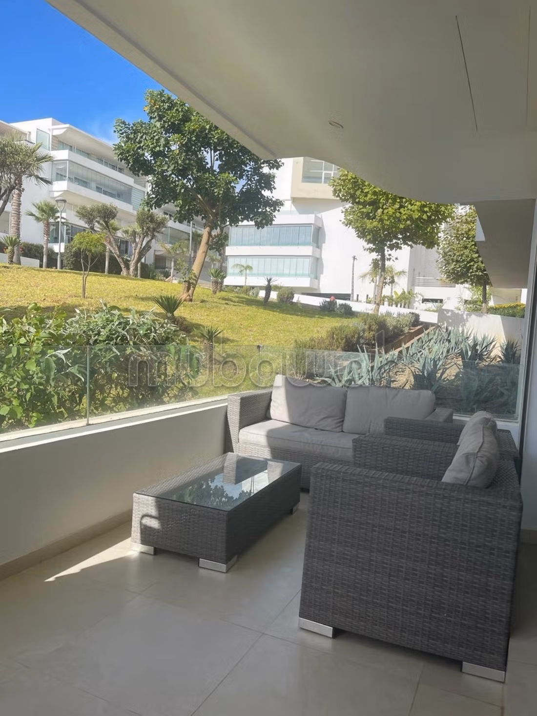 Apartamentos en alquiler en el centro de la ciudad. 2 habitaciones. Vista al mar y puerta segura y resistente
