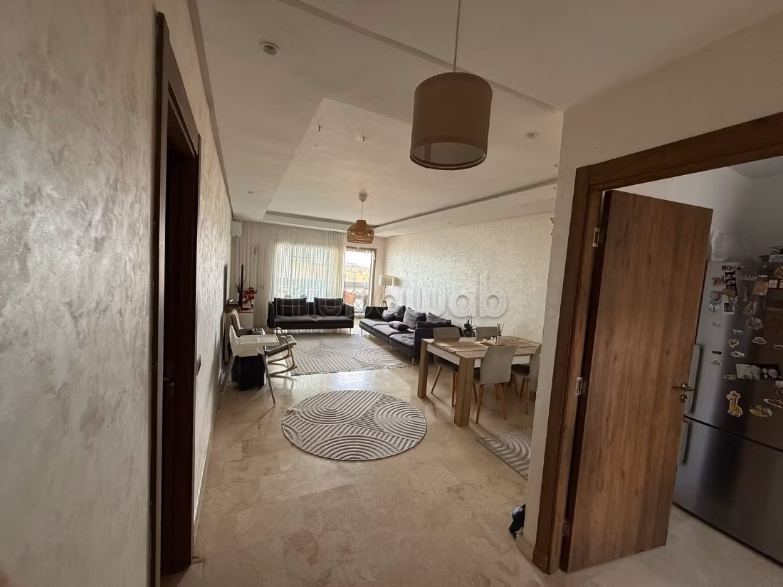 Vente d'un bel appartement à Victoria. 
1 Pièce. 
Fenêtres avec double vitrage et porte blindée — 5