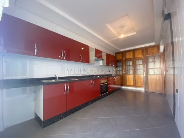 Mooi appartement te huur in Champ de course. 3 comfortabele slaapkamers. Traditionele Marokkaanse woonkamer, beveiligd complex