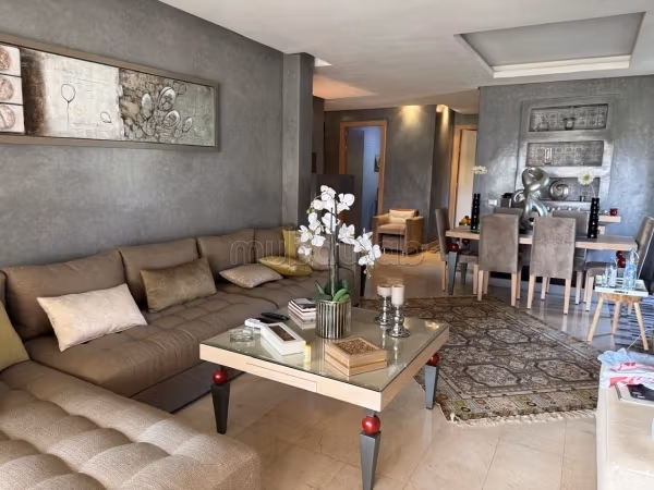 Colpo di fulmine a Prestigia – 2 camere, terrazza e piscina comune