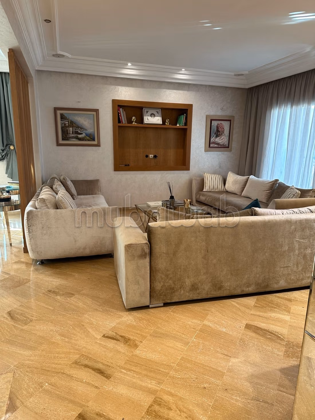 Louez cet appartement à Palmier.
Superficie 200 m².
Meublé — 2