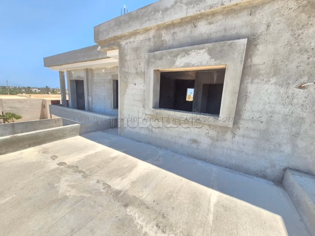 A vendre villa inachevée sur La route du phare