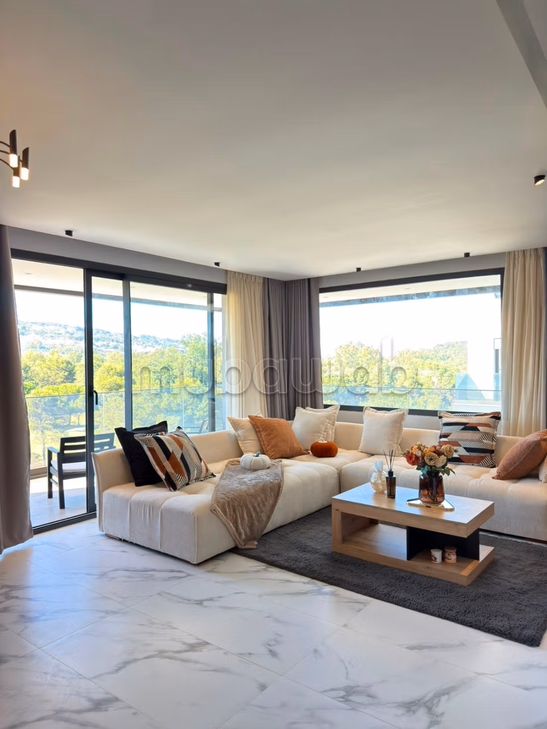 A LOUER: Appartement d’exception face aux montagnes