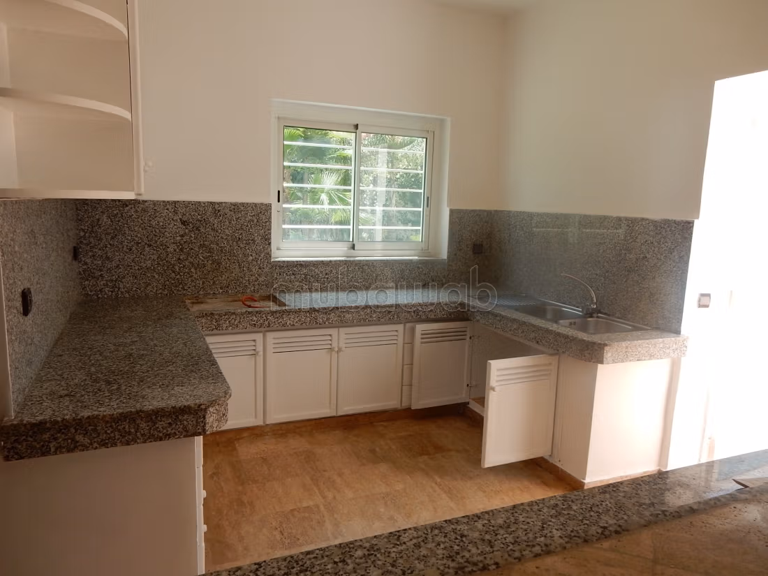 Villa cerca del mar en residencia con piscina