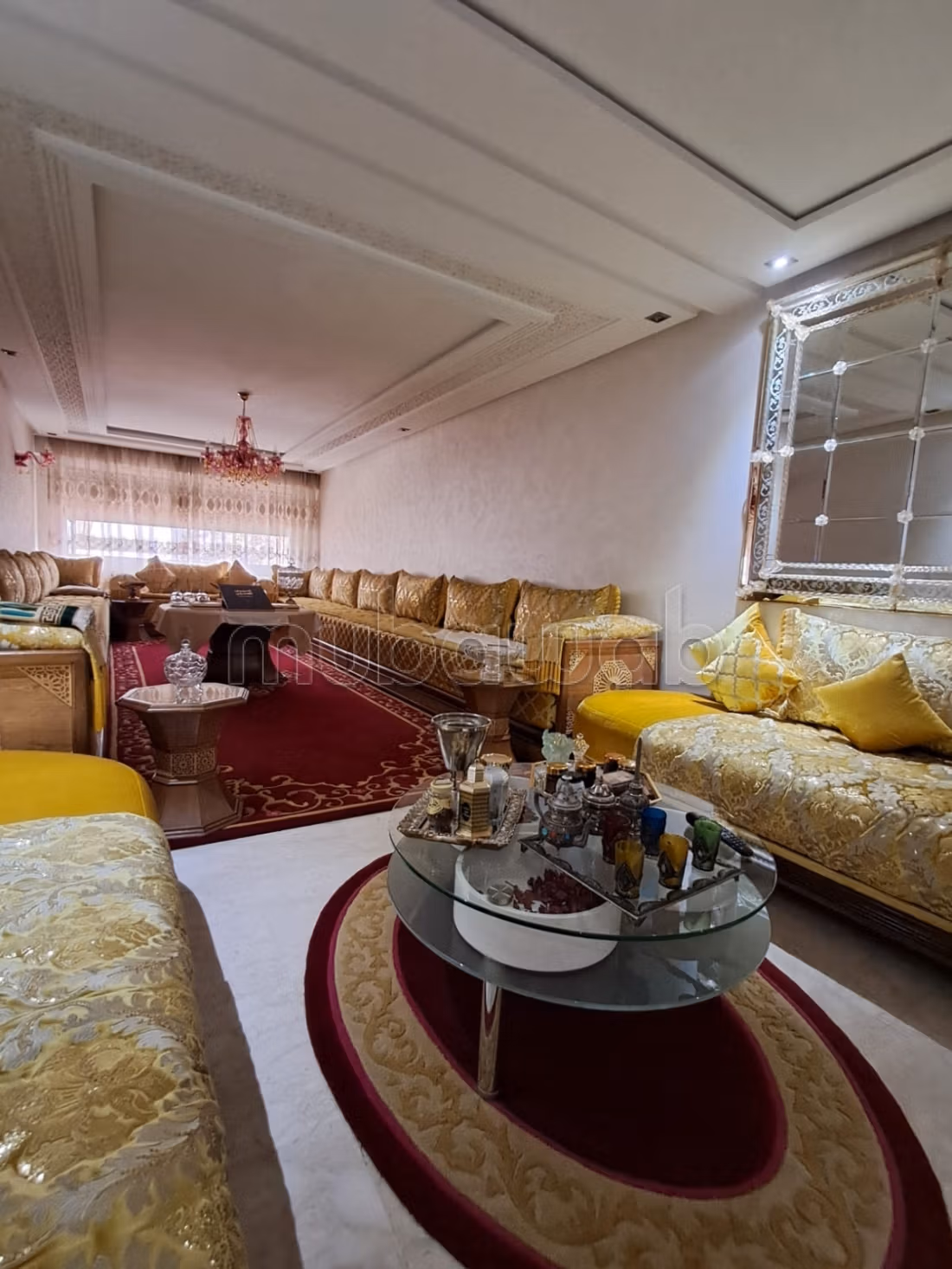 Bel appartement à vendre à Haut Agdal. 
5 grandes pièces. 
Porte blindée, salon marocain traditionnel — 2