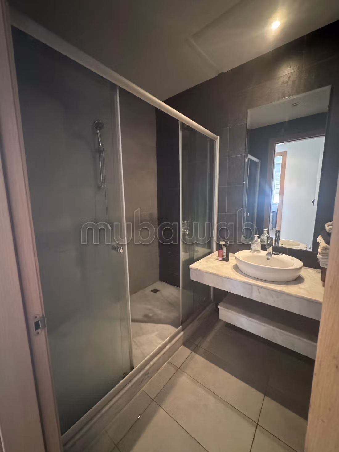 Bel appartement à vendre à Haut Agdal. 
5 grandes pièces. 
Porte blindée, salon marocain traditionnel — 3
