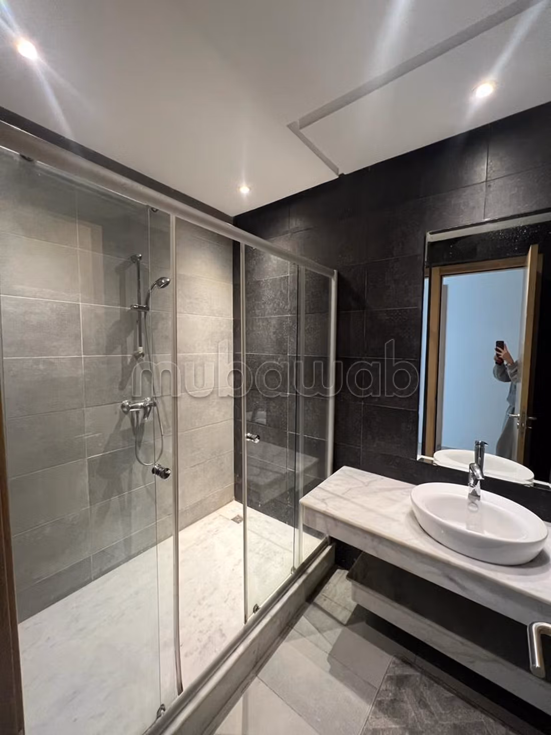 Bel appartement à vendre à Haut Agdal. 
5 grandes pièces. 
Porte blindée, salon marocain traditionnel — 4