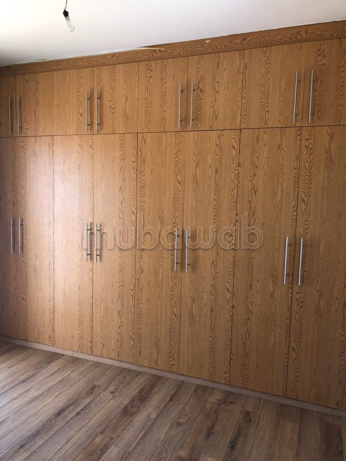 Bel appartement à vendre à Haut Agdal. 
5 grandes pièces. 
Porte blindée, salon marocain traditionnel — 5