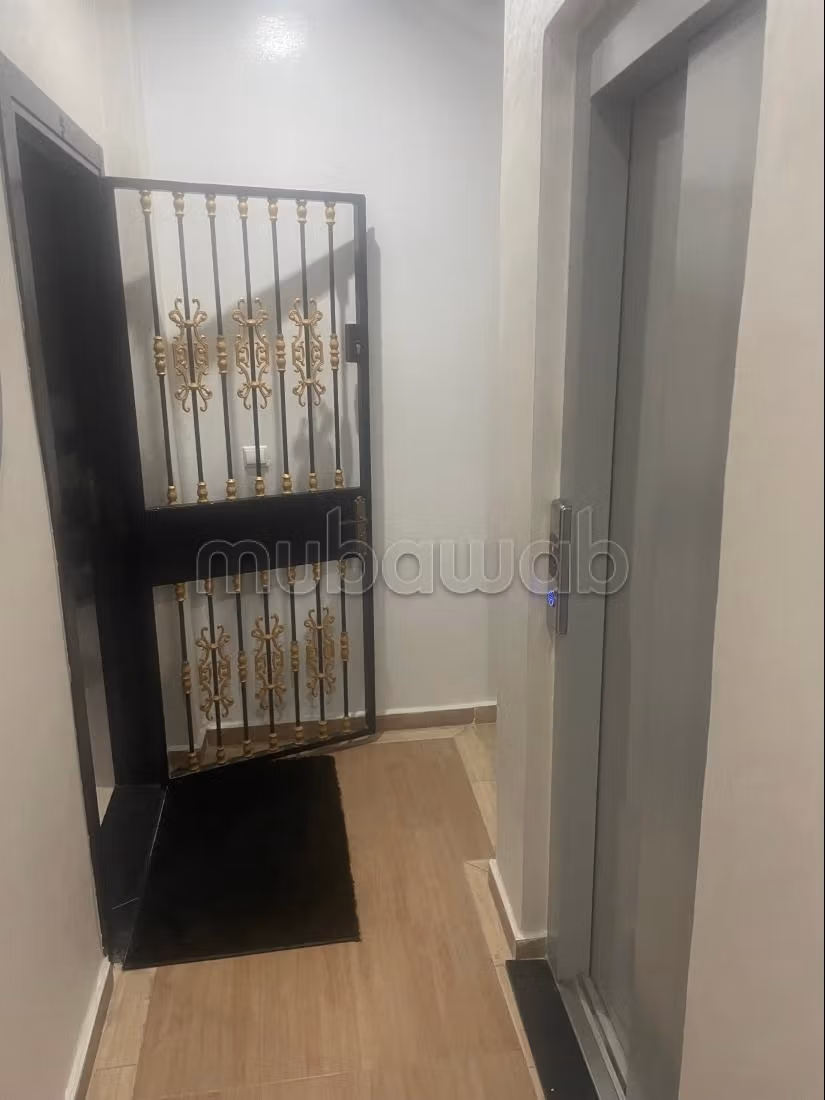 Uniek Hoekappartement in Martil – Instapklaar en Volledig Gemeubileerd 700000 DH