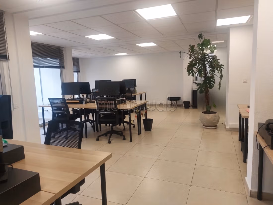 Offices for rent in Agdal. Area 202 m². With elevator and terrace
