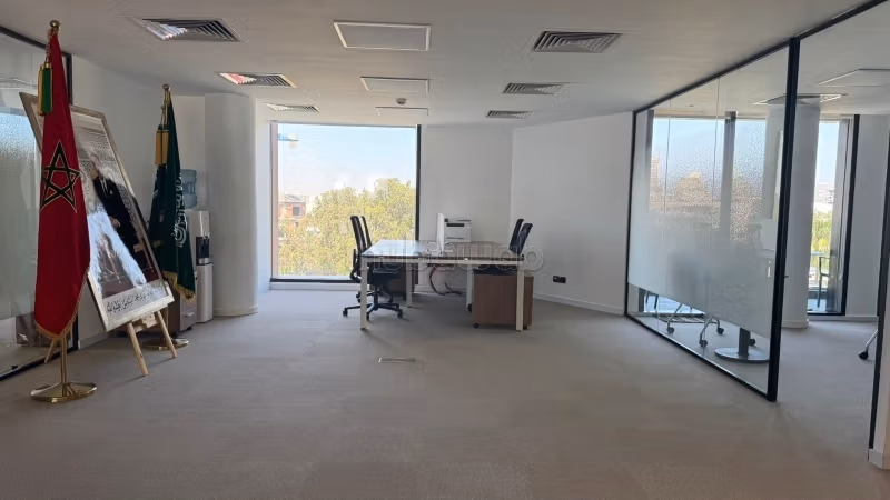 Oficina en alquiler en Oasis. Superficie 322 m². Ascensor y plazas de aparcamiento