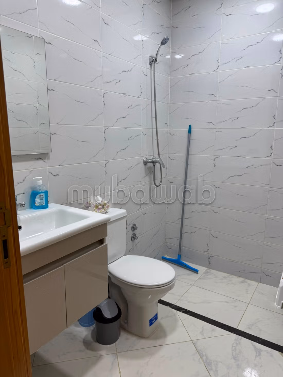 Bell'appartamento in affitto sulla costa di Ouled Hriz. Superficie totale di 67 m². Salone marocchino tradizionale e porta robusta.