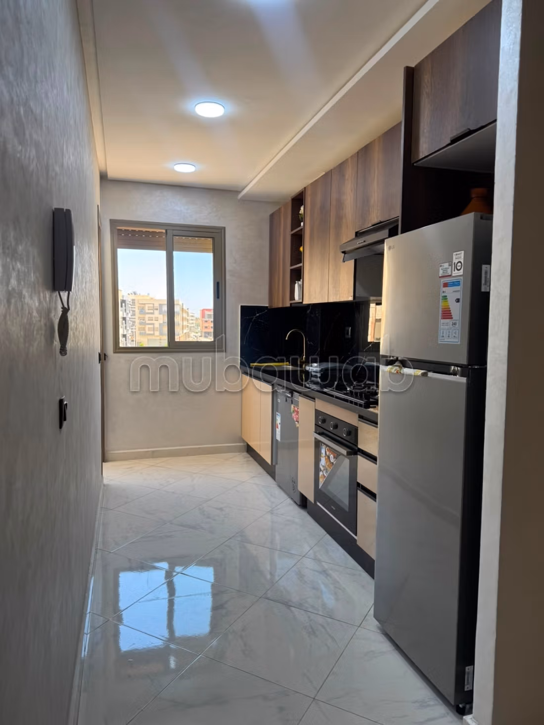 Bell'appartamento in affitto sulla costa di Ouled Hriz. Superficie totale di 67 m². Salone marocchino tradizionale e porta robusta.