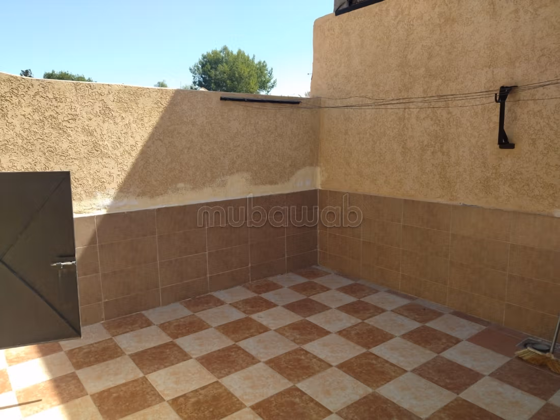 Riad te koop in het toeristische dorp Bab Lakhmis 4 grote kamers. Gemeubileerd