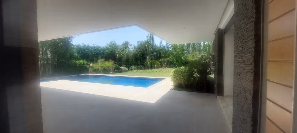 Magnifica villa in affitto nel Quartiere delle Ambasciate. 6 camere confortevoli. Porta blindata e riscaldamento centrale.