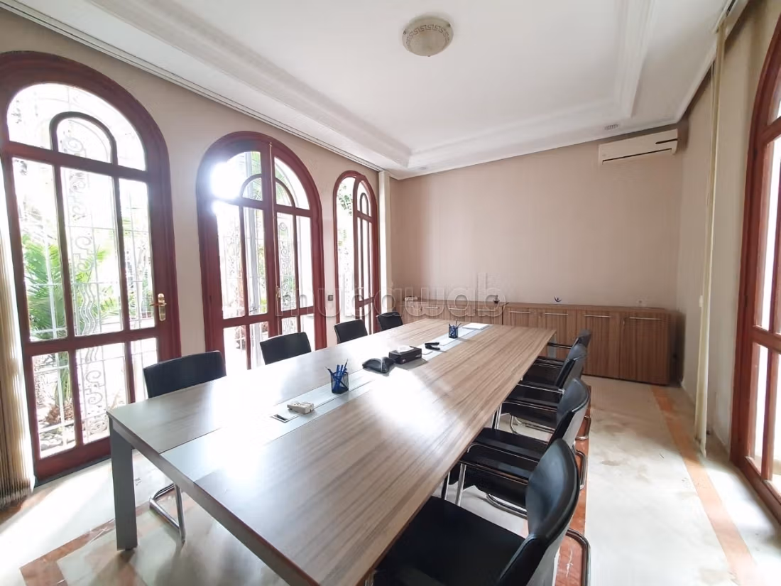 Beaux bureaux à louer à Anfa. Surface totale 600 m². Chauffage central et porte blindée