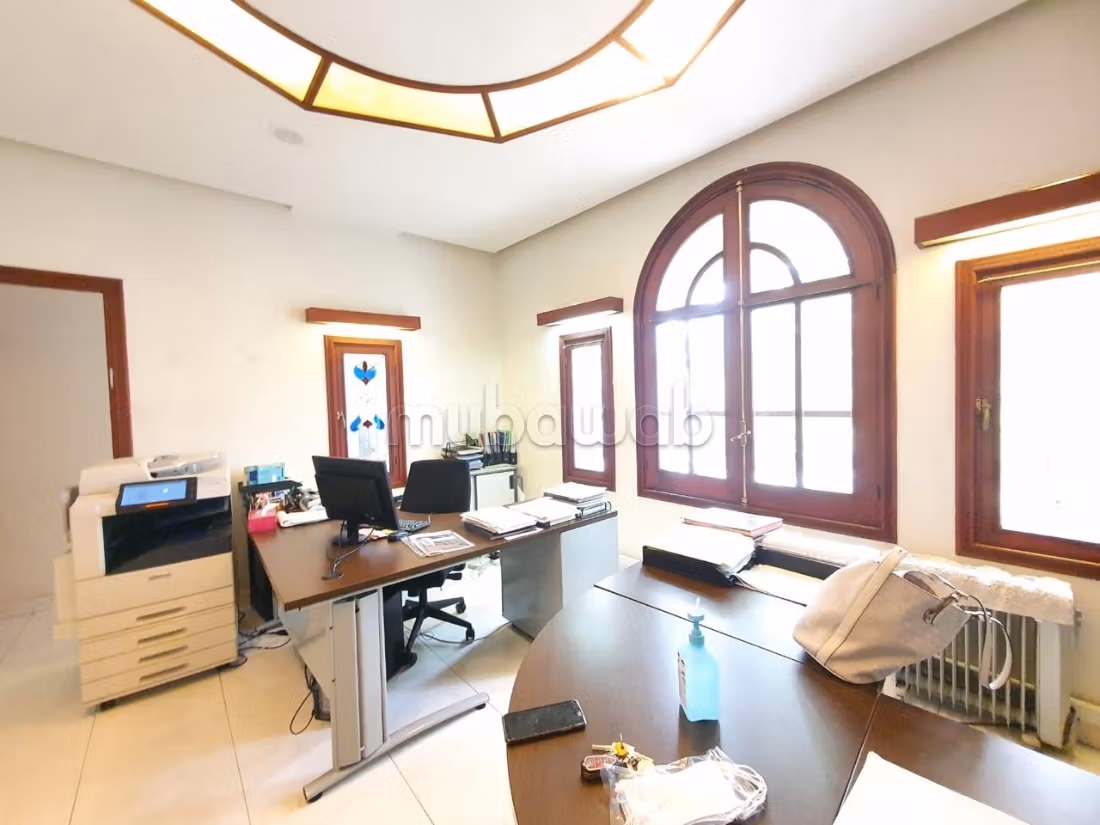 Beaux bureaux à louer à Anfa. Surface totale 600 m². Chauffage central et porte blindée