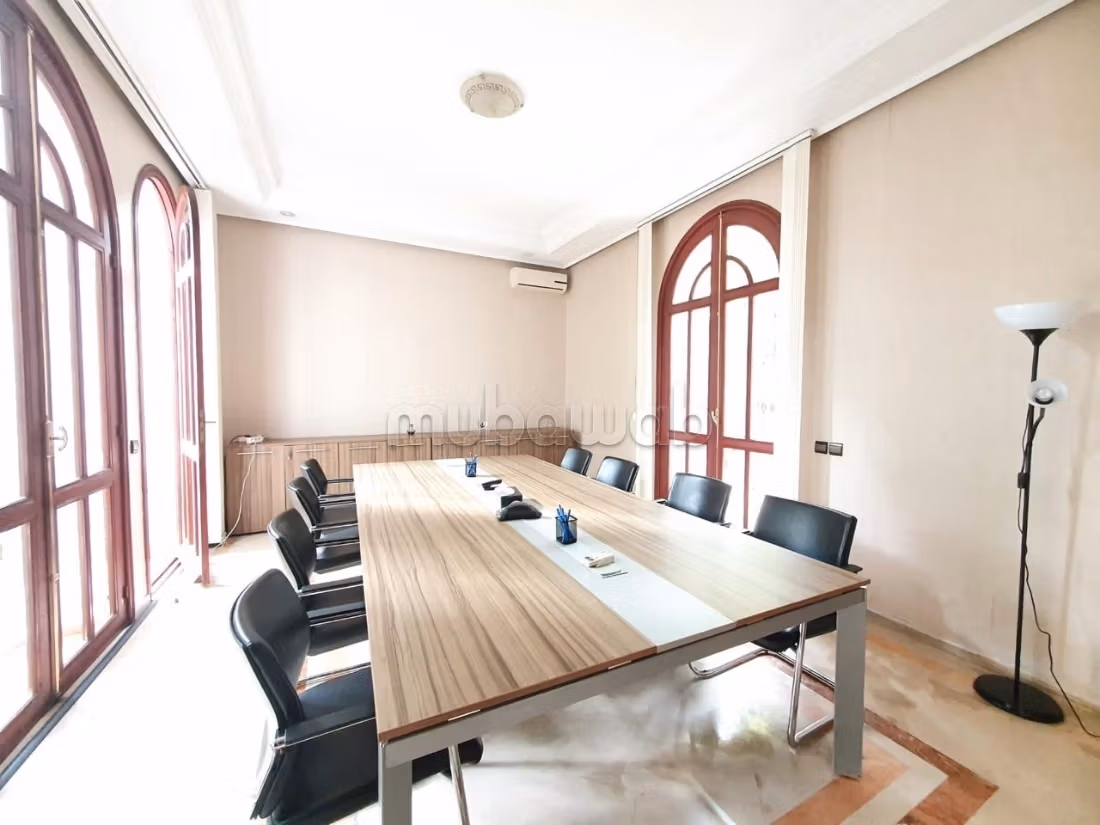 Beaux bureaux à louer à Anfa. Surface totale 600 m². Chauffage central et porte blindée