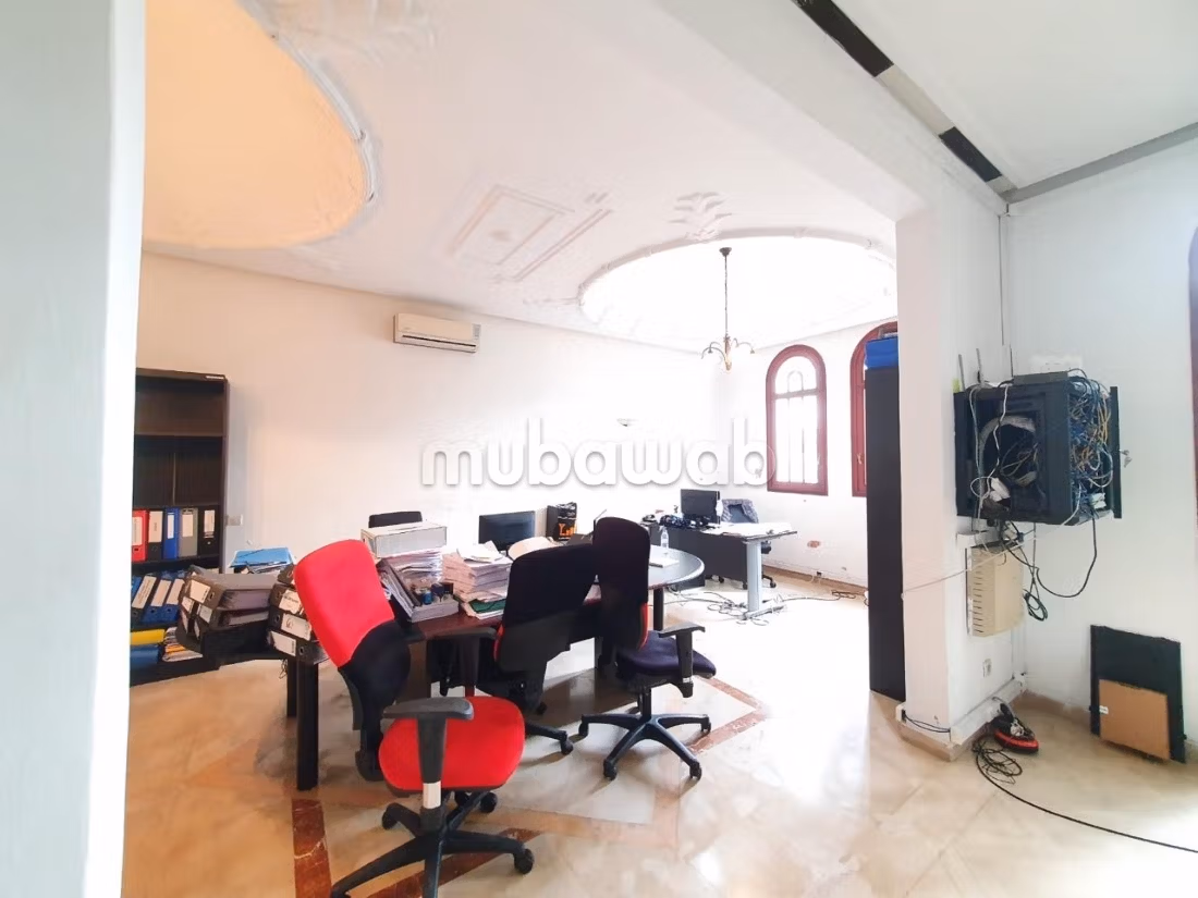Beaux bureaux à louer à Anfa. Surface totale 600 m². Chauffage central et porte blindée