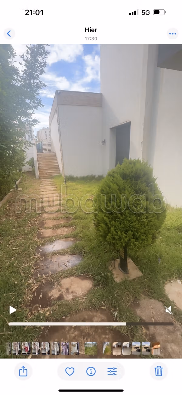 Somptueuse villa à vendre à Sidi Bouknadel. 
Superficie 426 m². 
Cheminée et climatisation