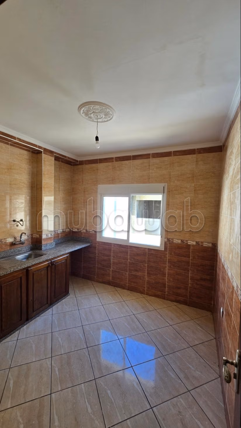 Appartamento in vendita a M'Diq. Superficie totale 75 m². Bella terrazza