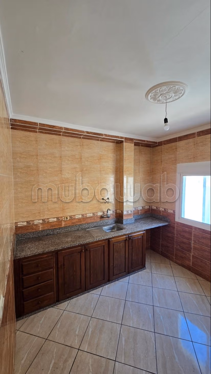 Appartamento in vendita a M'Diq. Superficie totale 75 m². Bella terrazza