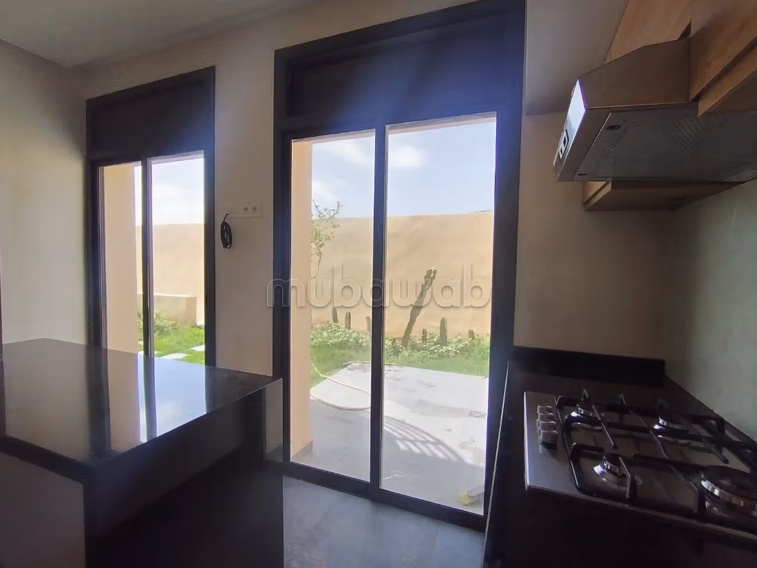 Magnifica villa nuova con piscina e giardino