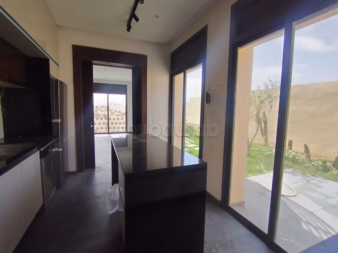 Magnifica villa nuova con piscina e giardino