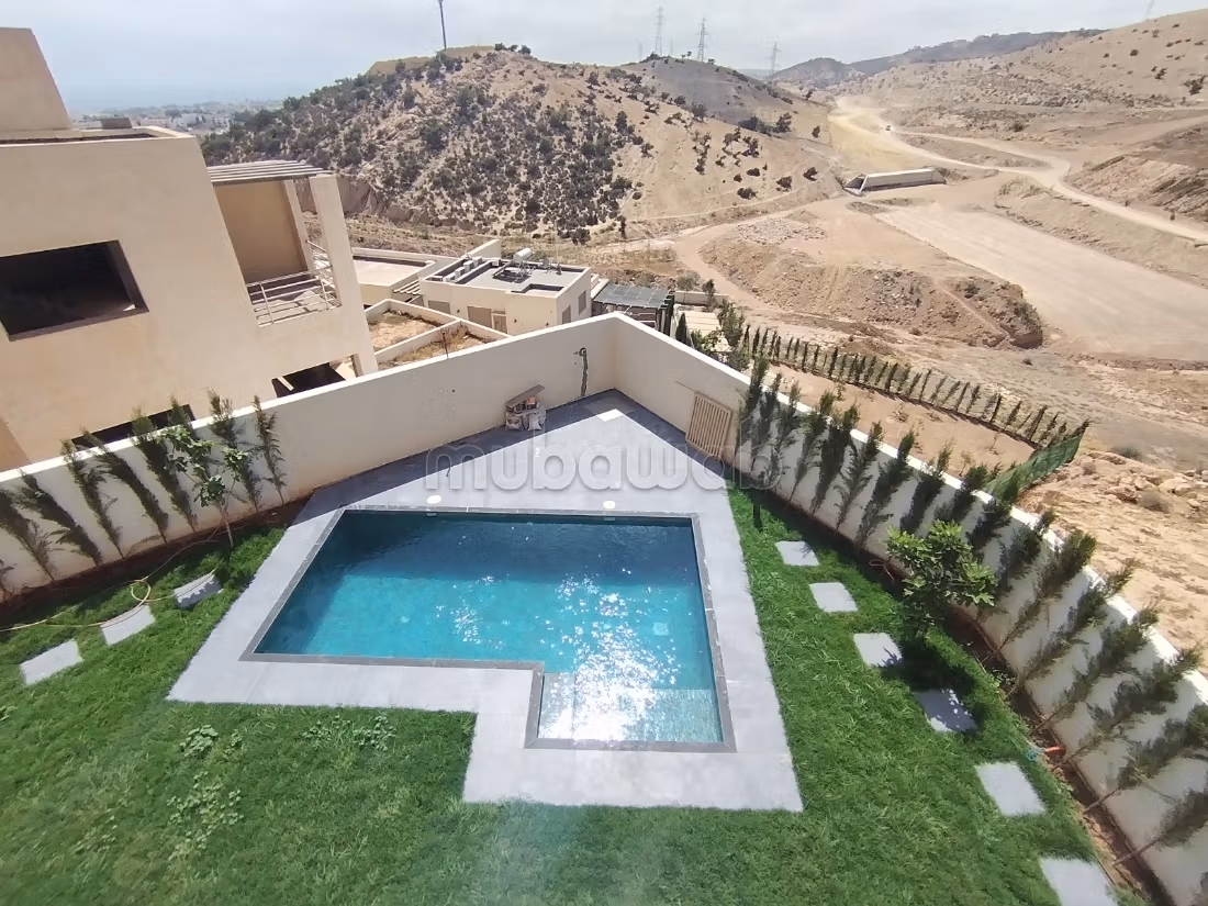 Magnifica villa nuova con piscina e giardino