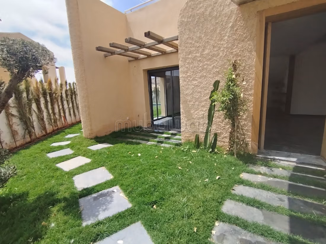 Magnifica villa nuova con piscina e giardino