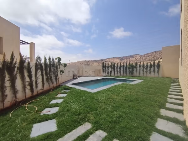Magnifique villa neuve avec piscine et jardin