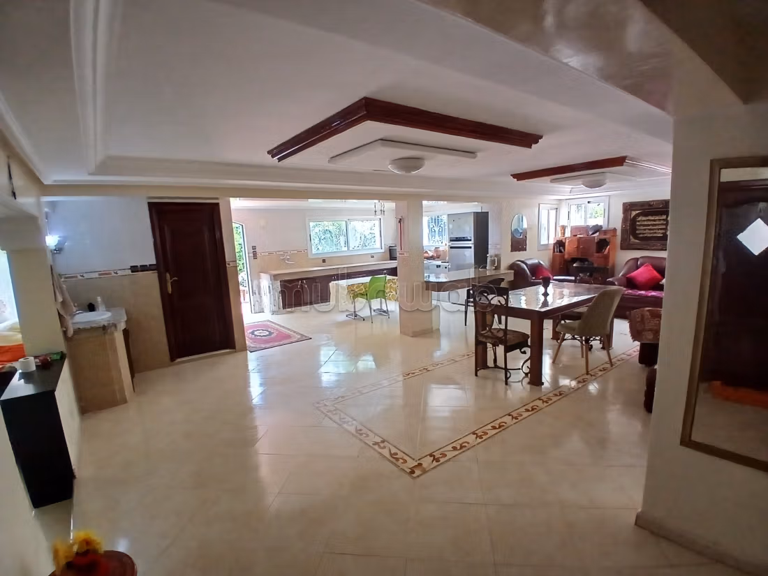 Te koop villa met drie gevels
