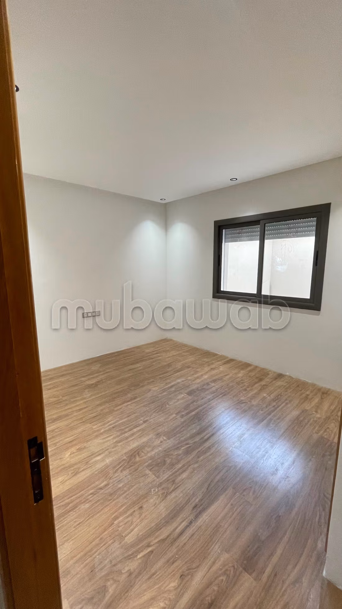 Bel appartement à vendre à Moujahidine. 3 chambres agréables. Antenne parabolique et sécurité