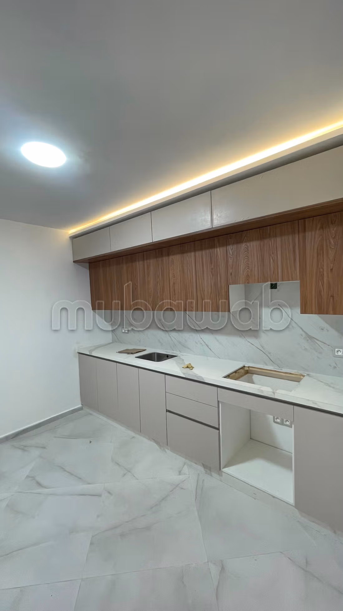 Bel appartement à vendre à Moujahidine. 3 chambres agréables. Antenne parabolique et sécurité