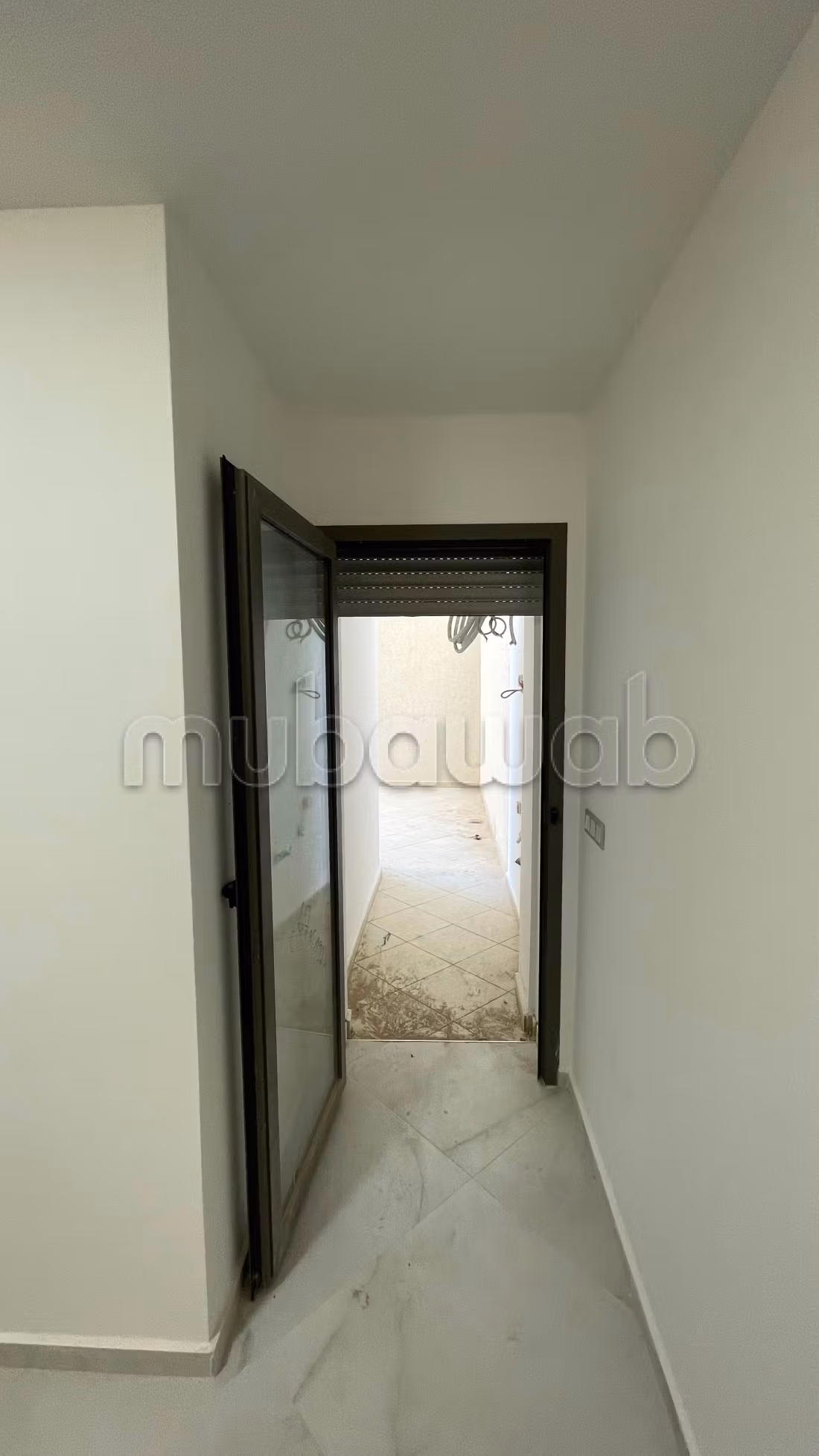 Bel appartement à vendre à Moujahidine. 3 chambres agréables. Antenne parabolique et sécurité