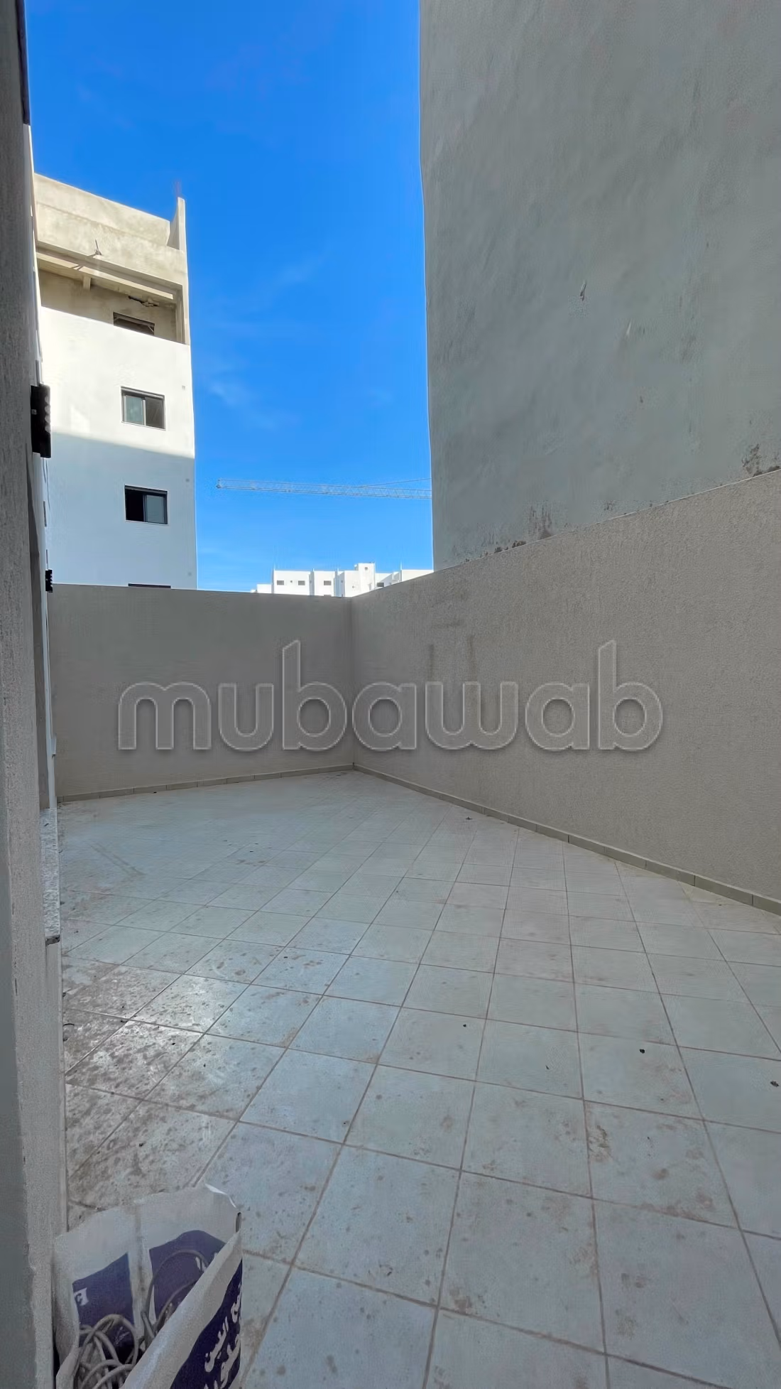 Bel appartement à vendre à Moujahidine. 3 chambres agréables. Antenne parabolique et sécurité