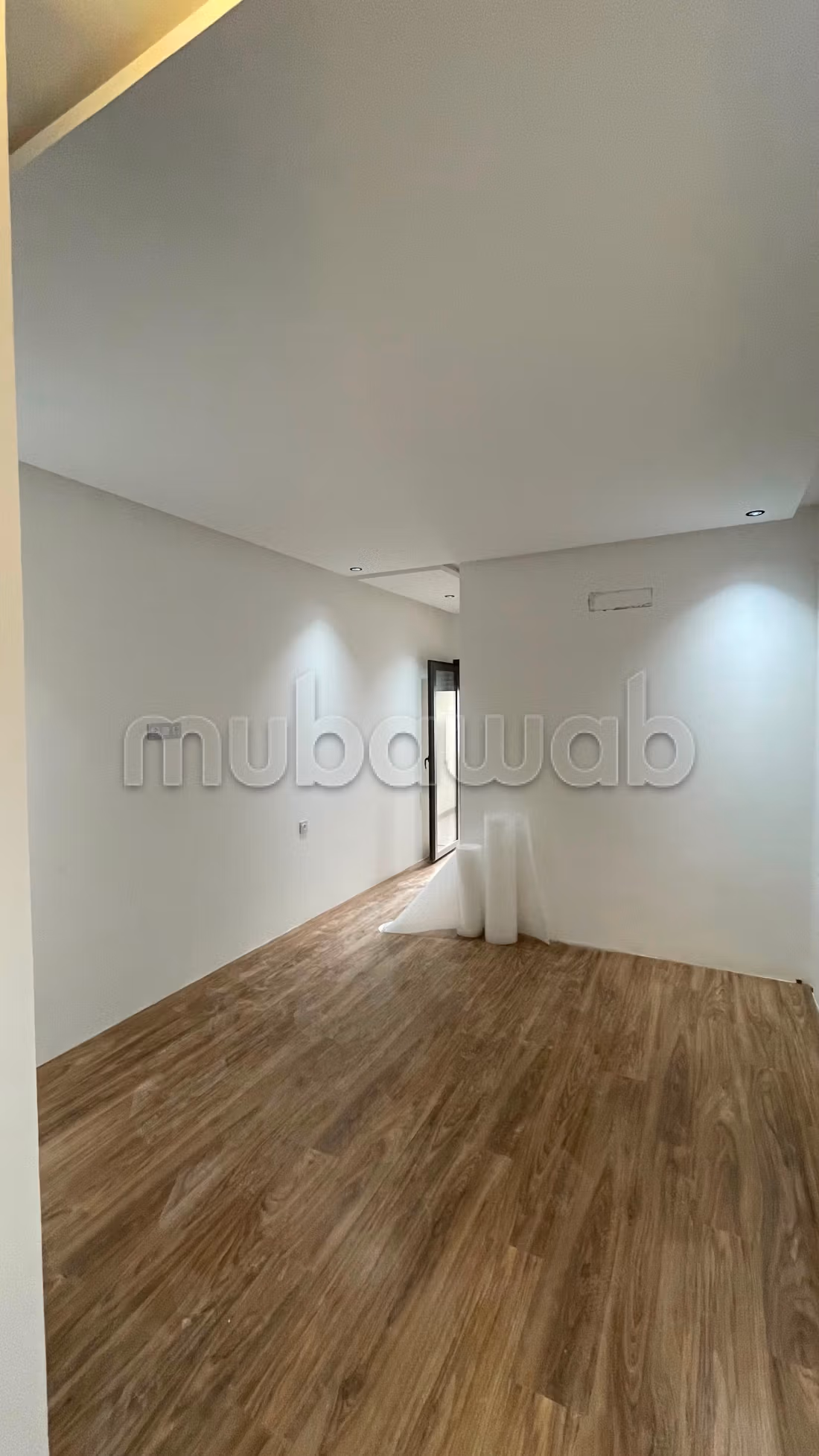 Bel appartement à vendre à Moujahidine. 3 chambres agréables. Antenne parabolique et sécurité
